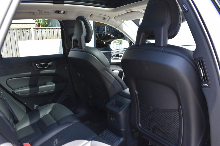 Volvo XC60 T8 Twin Engine AWD Inscription | Trekhaak | Blis | Stuur verwarming | Achterbank warming | Head-up |