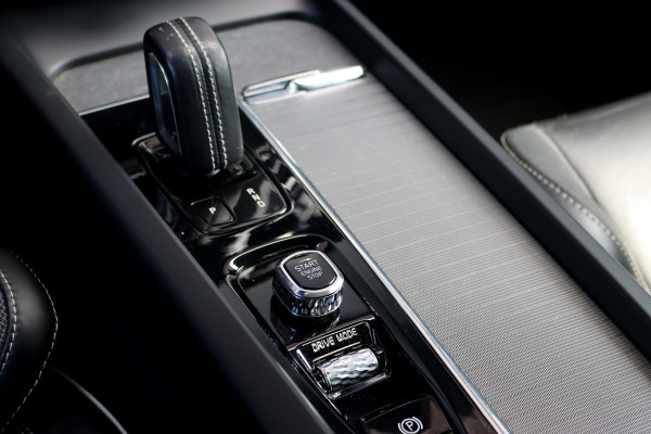 Volvo V60 2.0 B4 R-Design Aut8 | Panoramadak | Camera | Memory | Dodehoekassistent | Leder | Apple-Carplay | DAB | Stoelverwarming |