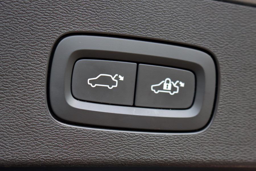 Volvo V60 2.0 B4 R-Design Aut8 | Panoramadak | Camera | Memory | Dodehoekassistent | Leder | Apple-Carplay | DAB | Stoelverwarming |