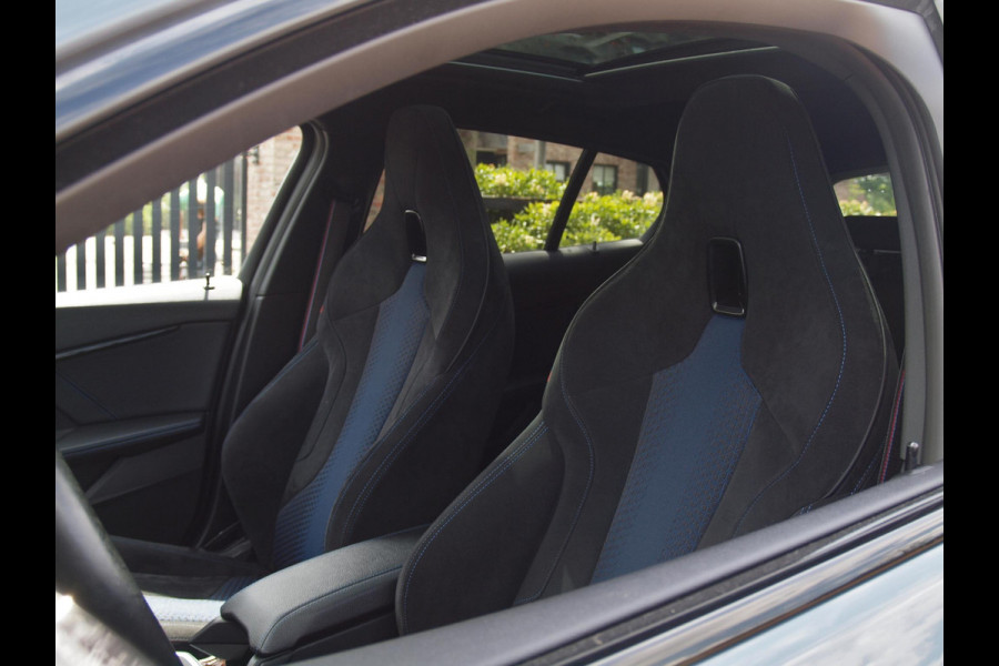 BMW 1-serie 120i Business Edition | Panoramadak | Camera | Apple Carplay | M-pakket | Schaalstoelen |