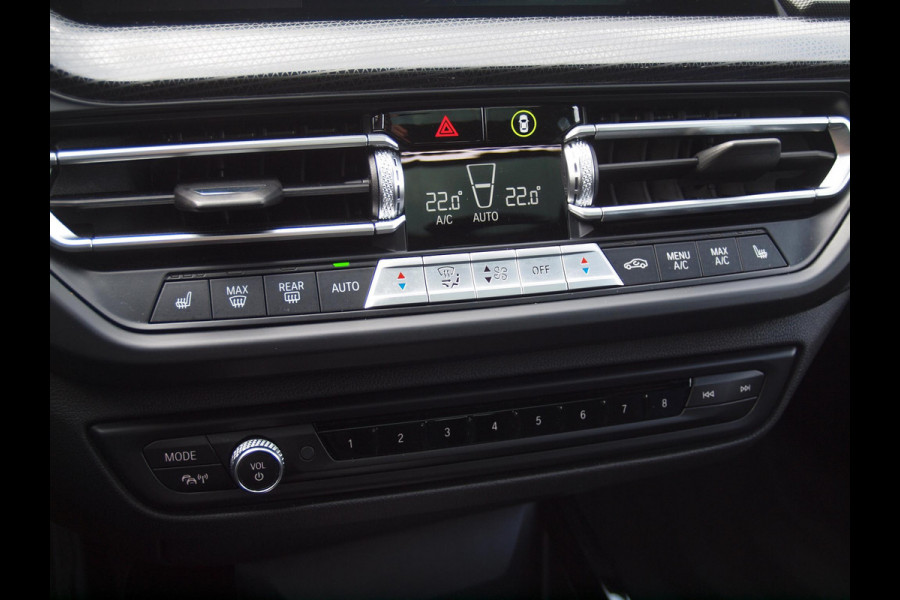 BMW 1-serie 120i Business Edition | Panoramadak | Camera | Apple Carplay | M-pakket | Schaalstoelen |