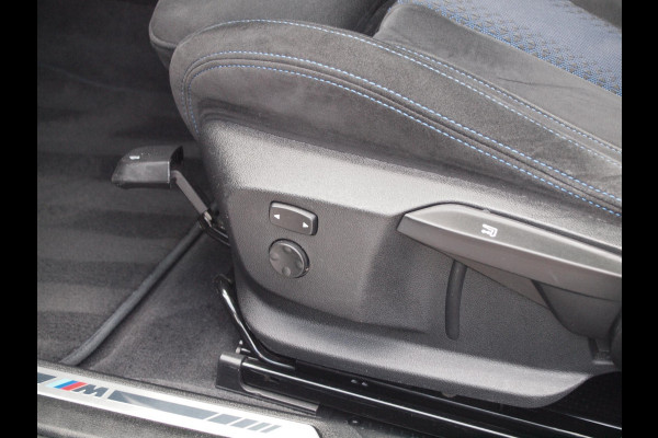 BMW 1-serie 120i Business Edition | Panoramadak | Camera | Apple Carplay | M-pakket | Schaalstoelen |