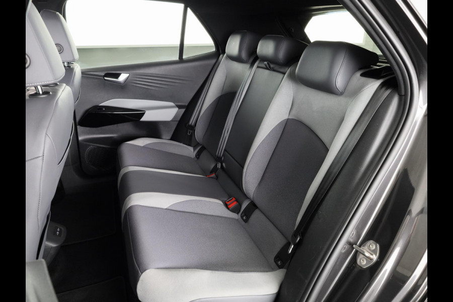 Volkswagen ID.3 First Plus 58 kWh 204 pk | Navigatie | Parkeersensoren | Achteruitrijcamera | Adaptieve cruise control | Matrix LED koplampen | Stoelverwarming |