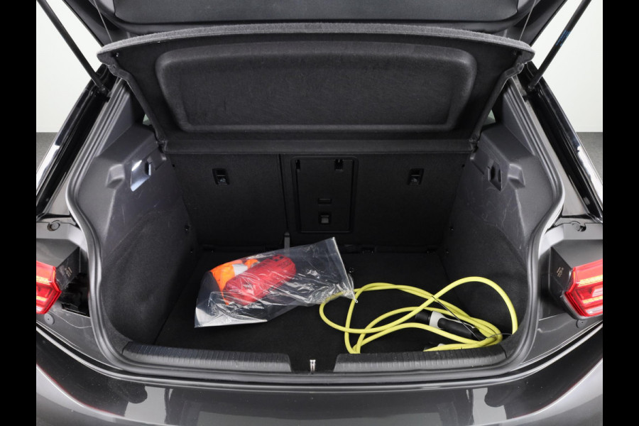 Volkswagen ID.3 First Plus 58 kWh 204 pk | Navigatie | Parkeersensoren | Achteruitrijcamera | Adaptieve cruise control | Matrix LED koplampen | Stoelverwarming |
