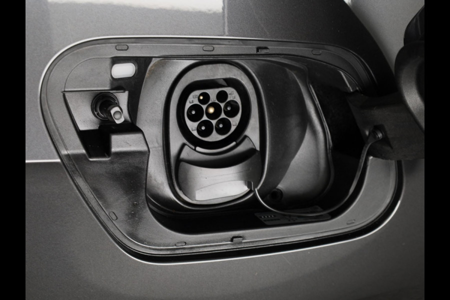 Volkswagen ID.3 First Plus 58 kWh 204 pk | Navigatie | Parkeersensoren | Achteruitrijcamera | Adaptieve cruise control | Matrix LED koplampen | Stoelverwarming |
