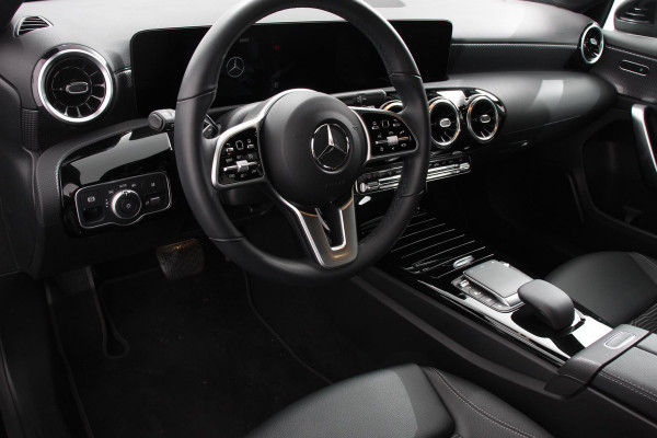 Mercedes-Benz A-Klasse 180 136pk Automaat Progressive Navigatie Parkeersensoren Camera Cruise Control Stoelverwarming Ledverlichting Climate Control