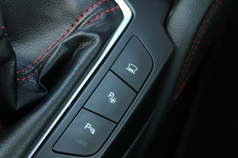 Ford Focus 2.0 EcoBlue 150pk ST-Line X Wagon | Panoramadak | Adaptive LED | Adaptive cruise control | 18 inch met rode remklauwen | Adaptive LED | Half lederen bekleding | Winter Pack | Camera