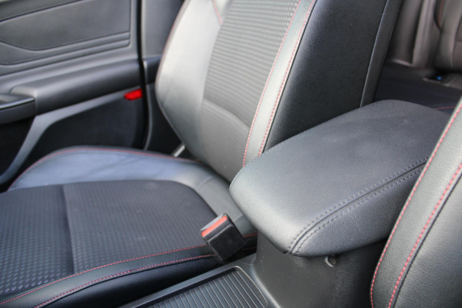Ford Focus 2.0 EcoBlue 150pk ST-Line X Wagon | Panoramadak | Adaptive LED | Adaptive cruise control | 18 inch met rode remklauwen | Adaptive LED | Half lederen bekleding | Winter Pack | Camera