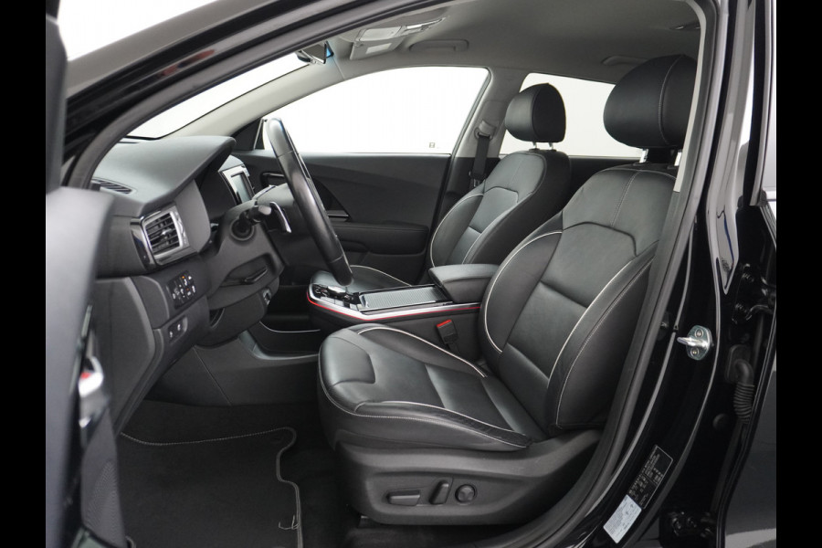 Kia e-Niro 64kWh 204PK Leder Camera Adaptive-Cruise Warmtepomp Apple Carplay Android Auto Navi Ecc DAB Pdc Executive-Line Stoel Verwarming/ Keyless Led Achterbank+Stuur Verwarming Dodehoek assistent Regen-Lichtsensor JBL-Soundsystem Bluetooth Draadloze tel.lader Lmv 17" 1e Eigenaar! Krachtige en zuinige aandrijflijn met grootste accu! €45.000 Nieuw
