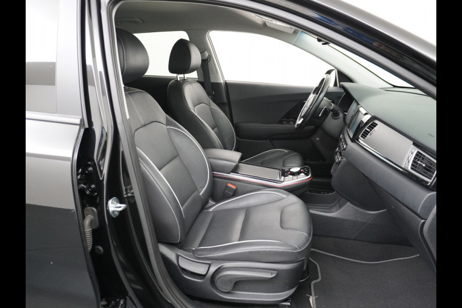 Kia e-Niro 64kWh 204PK Leder Camera Adaptive-Cruise Warmtepomp Apple Carplay Android Auto Navi Ecc DAB Pdc Executive-Line Stoel Verwarming/ Keyless Led Achterbank+Stuur Verwarming Dodehoek assistent Regen-Lichtsensor JBL-Soundsystem Bluetooth Draadloze tel.lader Lmv 17" 1e Eigenaar! Krachtige en zuinige aandrijflijn met grootste accu! €45.000 Nieuw