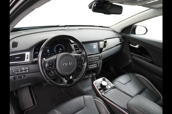 Kia e-Niro 64kWh 204PK Leder Camera Adaptive-Cruise Warmtepomp Apple Carplay Android Auto Navi Ecc DAB Pdc Executive-Line Stoel Verwarming/ Keyless Led Achterbank+Stuur Verwarming Dodehoek assistent Regen-Lichtsensor JBL-Soundsystem Bluetooth Draadloze tel.lader Lmv 17" 1e Eigenaar! Krachtige en zuinige aandrijflijn met grootste accu! €45.000 Nieuw
