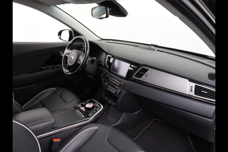 Kia e-Niro 64kWh 204PK Leder Camera Adaptive-Cruise Warmtepomp Apple Carplay Android Auto Navi Ecc DAB Pdc Executive-Line Stoel Verwarming/ Keyless Led Achterbank+Stuur Verwarming Dodehoek assistent Regen-Lichtsensor JBL-Soundsystem Bluetooth Draadloze tel.lader Lmv 17" 1e Eigenaar! Krachtige en zuinige aandrijflijn met grootste accu! €45.000 Nieuw