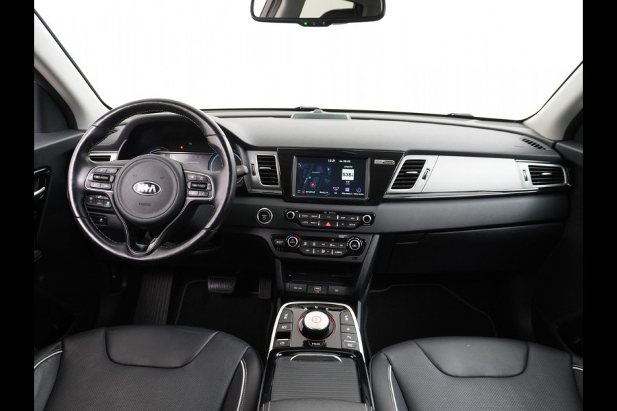 Kia e-Niro 64kWh 204PK Leder Camera Adaptive-Cruise Warmtepomp Apple Carplay Android Auto Navi Ecc DAB Pdc Executive-Line Stoel Verwarming/ Keyless Led Achterbank+Stuur Verwarming Dodehoek assistent Regen-Lichtsensor JBL-Soundsystem Bluetooth Draadloze tel.lader Lmv 17" 1e Eigenaar! Krachtige en zuinige aandrijflijn met grootste accu! €45.000 Nieuw