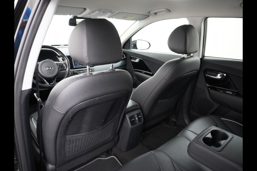 Kia e-Niro 64kWh 204PK Leder Camera Adaptive-Cruise Warmtepomp Apple Carplay Android Auto Navi Ecc DAB Pdc Executive-Line Stoel Verwarming/ Keyless Led Achterbank+Stuur Verwarming Dodehoek assistent Regen-Lichtsensor JBL-Soundsystem Bluetooth Draadloze tel.lader Lmv 17" 1e Eigenaar! Krachtige en zuinige aandrijflijn met grootste accu! €45.000 Nieuw