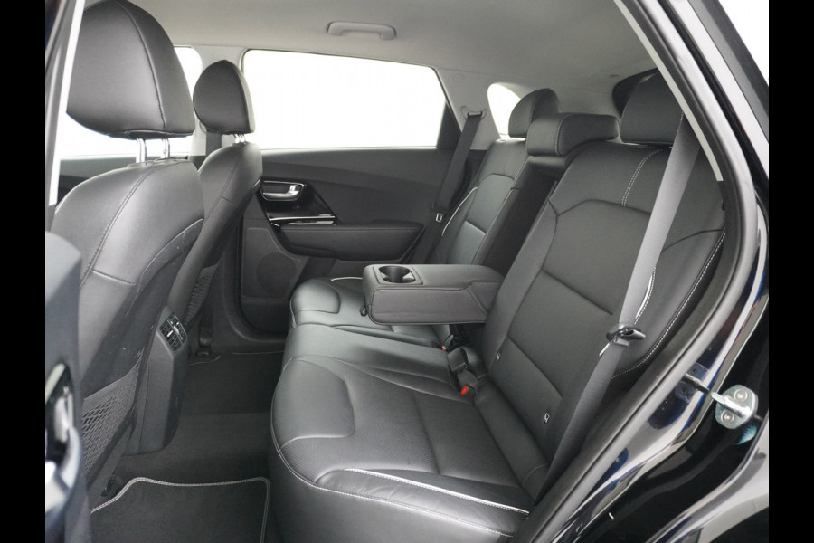 Kia e-Niro 64kWh 204PK Leder Camera Adaptive-Cruise Warmtepomp Apple Carplay Android Auto Navi Ecc DAB Pdc Executive-Line Stoel Verwarming/ Keyless Led Achterbank+Stuur Verwarming Dodehoek assistent Regen-Lichtsensor JBL-Soundsystem Bluetooth Draadloze tel.lader Lmv 17" 1e Eigenaar! Krachtige en zuinige aandrijflijn met grootste accu! €45.000 Nieuw