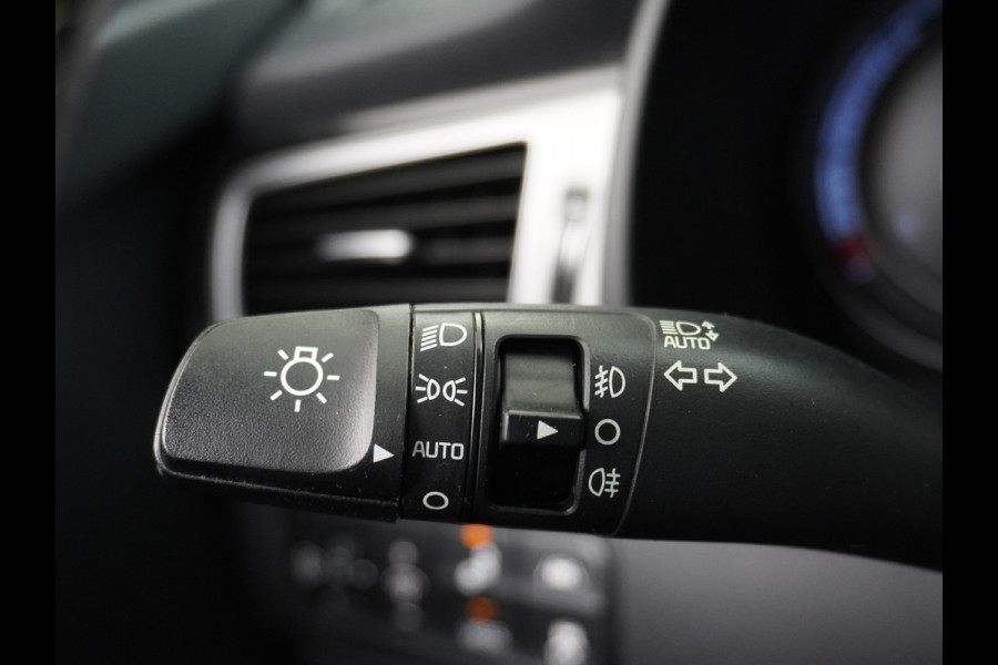 Kia e-Niro 64kWh 204PK Leder Camera Adaptive-Cruise Warmtepomp Apple Carplay Android Auto Navi Ecc DAB Pdc Executive-Line Stoel Verwarming/ Keyless Led Achterbank+Stuur Verwarming Dodehoek assistent Regen-Lichtsensor JBL-Soundsystem Bluetooth Draadloze tel.lader Lmv 17" 1e Eigenaar! Krachtige en zuinige aandrijflijn met grootste accu! €45.000 Nieuw