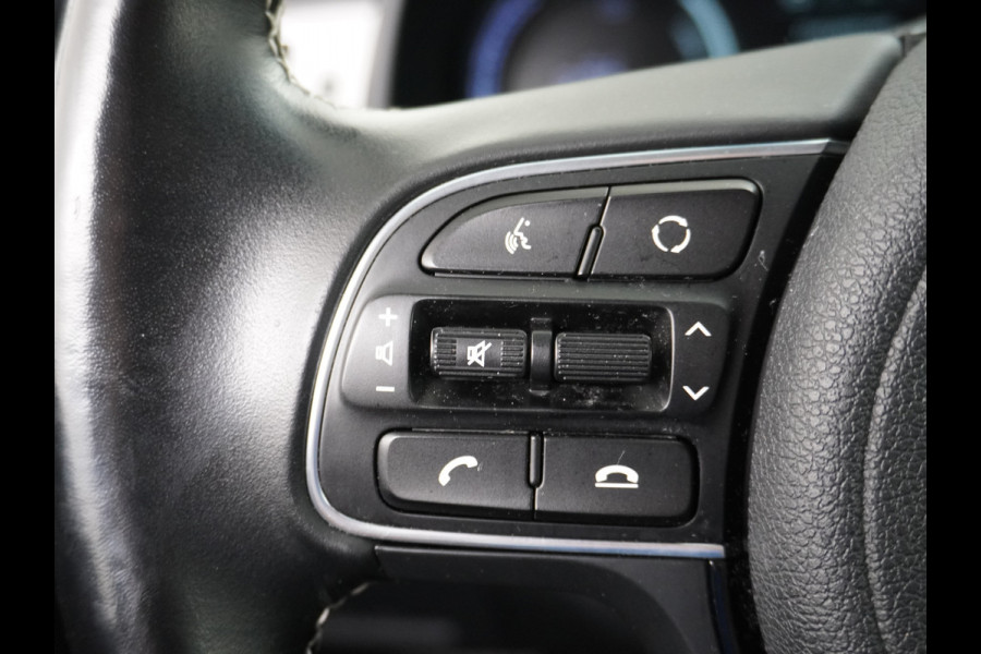 Kia e-Niro 64kWh 204PK Leder Camera Adaptive-Cruise Warmtepomp Apple Carplay Android Auto Navi Ecc DAB Pdc Executive-Line Stoel Verwarming/ Keyless Led Achterbank+Stuur Verwarming Dodehoek assistent Regen-Lichtsensor JBL-Soundsystem Bluetooth Draadloze tel.lader Lmv 17" 1e Eigenaar! Krachtige en zuinige aandrijflijn met grootste accu! €45.000 Nieuw