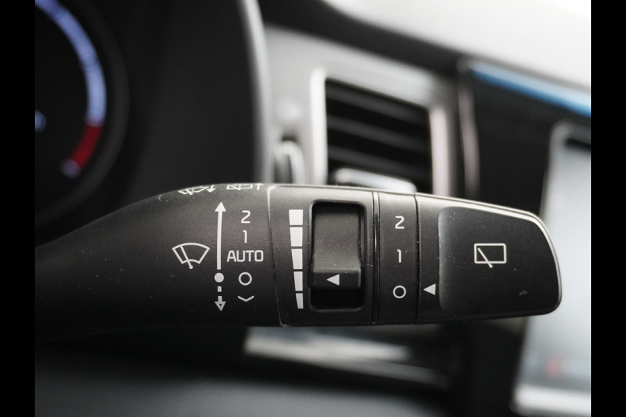 Kia e-Niro 64kWh 204PK Leder Camera Adaptive-Cruise Warmtepomp Apple Carplay Android Auto Navi Ecc DAB Pdc Executive-Line Stoel Verwarming/ Keyless Led Achterbank+Stuur Verwarming Dodehoek assistent Regen-Lichtsensor JBL-Soundsystem Bluetooth Draadloze tel.lader Lmv 17" 1e Eigenaar! Krachtige en zuinige aandrijflijn met grootste accu! €45.000 Nieuw