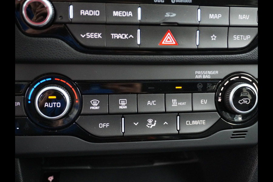 Kia e-Niro 64kWh 204PK Leder Camera Adaptive-Cruise Warmtepomp Apple Carplay Android Auto Navi Ecc DAB Pdc Executive-Line Stoel Verwarming/ Keyless Led Achterbank+Stuur Verwarming Dodehoek assistent Regen-Lichtsensor JBL-Soundsystem Bluetooth Draadloze tel.lader Lmv 17" 1e Eigenaar! Krachtige en zuinige aandrijflijn met grootste accu! €45.000 Nieuw