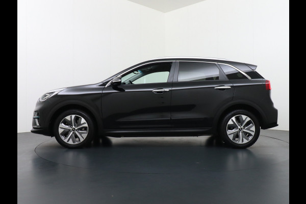 Kia e-Niro 64kWh 204PK Leder Camera Adaptive-Cruise Warmtepomp Apple Carplay Android Auto Navi Ecc DAB Pdc Executive-Line Stoel Verwarming/ Keyless Led Achterbank+Stuur Verwarming Dodehoek assistent Regen-Lichtsensor JBL-Soundsystem Bluetooth Draadloze tel.lader Lmv 17" 1e Eigenaar! Krachtige en zuinige aandrijflijn met grootste accu! €45.000 Nieuw