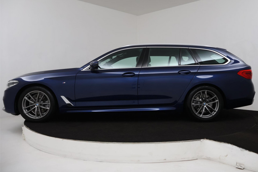 BMW 5 Serie Touring 520i High Executive Edition M-SPORT (PANORAMADAK, CAMERA, NAVI, STOEL/STUUR VERWARMING, ELEKTR STOEL, NL-AUTO)