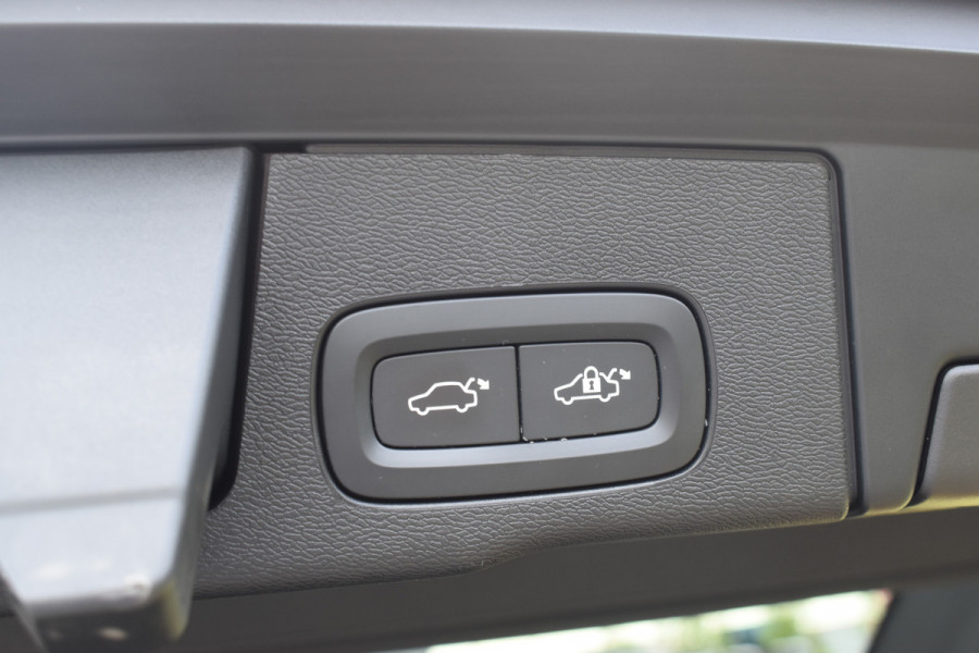 Volvo XC60 B5 265PK Automaat Momentum Business Camera | Trekhaak | ACC | All seasons | Leder | Elektr. stoel | Stoelverwarming