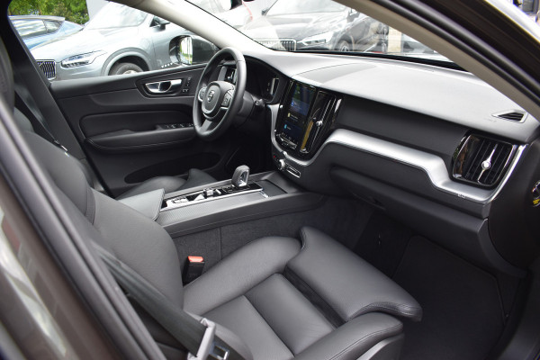Volvo XC60 B5 265PK Automaat Momentum Business Camera | Trekhaak | ACC | All seasons | Leder | Elektr. stoel | Stoelverwarming