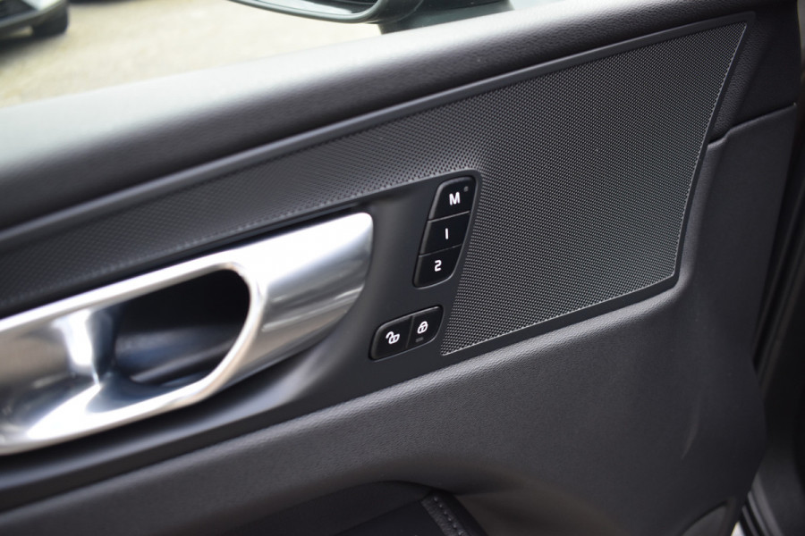 Volvo XC60 B5 265PK Automaat Momentum Business Camera | Trekhaak | ACC | All seasons | Leder | Elektr. stoel | Stoelverwarming