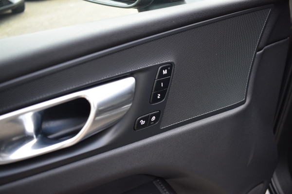 Volvo XC60 B5 265PK Automaat Momentum Business Camera | Trekhaak | ACC | All seasons | Leder | Elektr. stoel | Stoelverwarming