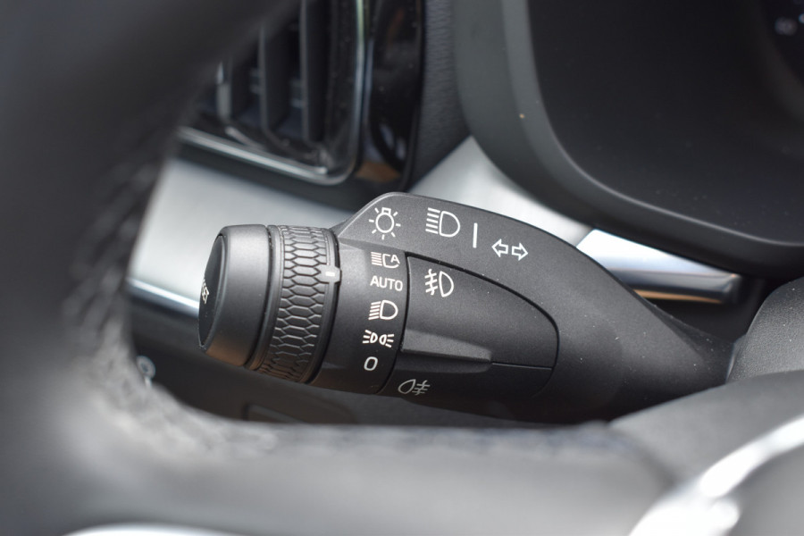 Volvo XC60 B5 265PK Automaat Momentum Business Camera | Trekhaak | ACC | All seasons | Leder | Elektr. stoel | Stoelverwarming