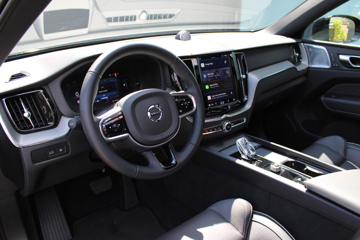Volvo XC60 2.0 T8 Plug-in hybrid AWD Ultimate Black Edition | Luxe! | Luchtvering | B&W | Trekhaak Volvo XC60 2.0 T8 Plug-in hybrid AWD Ultimate Black Edition | Luxe! | Luchtvering | B&W | Trekhaak