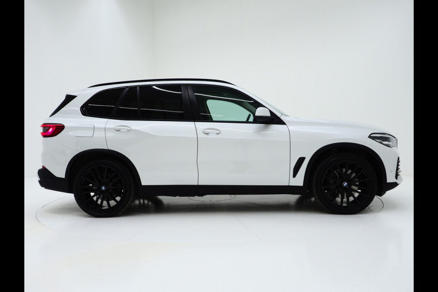 BMW X5 xDrive45e Full Black | Panoramadak | Luchtvering | Harman/Kardon | 360 | Keyless | Adaptive
