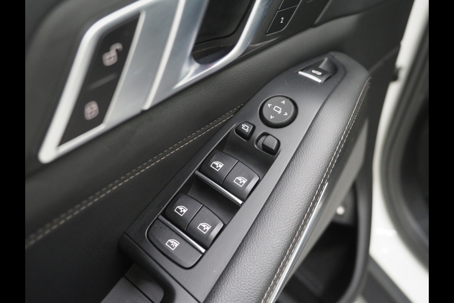 BMW X5 xDrive45e Full Black | Panoramadak | Luchtvering | Harman/Kardon | 360 | Keyless | Adaptive