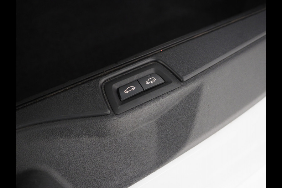 BMW X5 xDrive45e Full Black | Panoramadak | Luchtvering | Harman/Kardon | 360 | Keyless | Adaptive