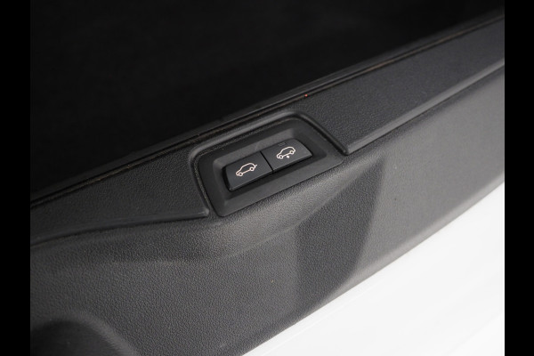 BMW X5 xDrive45e Full Black | Panoramadak | Luchtvering | Harman/Kardon | 360 | Keyless | Adaptive
