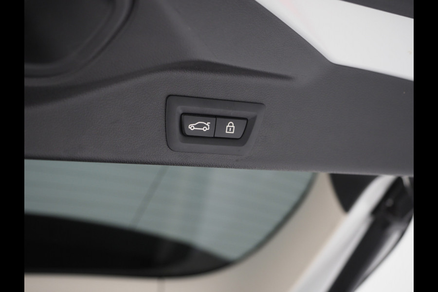 BMW X5 xDrive45e Full Black | Panoramadak | Luchtvering | Harman/Kardon | 360 | Keyless | Adaptive