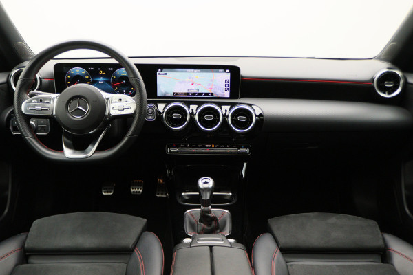 Mercedes-Benz A-Klasse 160 Business Solution AMG Panoramadak, Camera, Cruise, Apple Carplay, Virtual Cockpit, LED, 18''