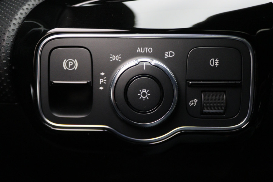 Mercedes-Benz A-Klasse 160 Business Solution AMG Panoramadak, Camera, Cruise, Apple Carplay, Virtual Cockpit, LED, 18''