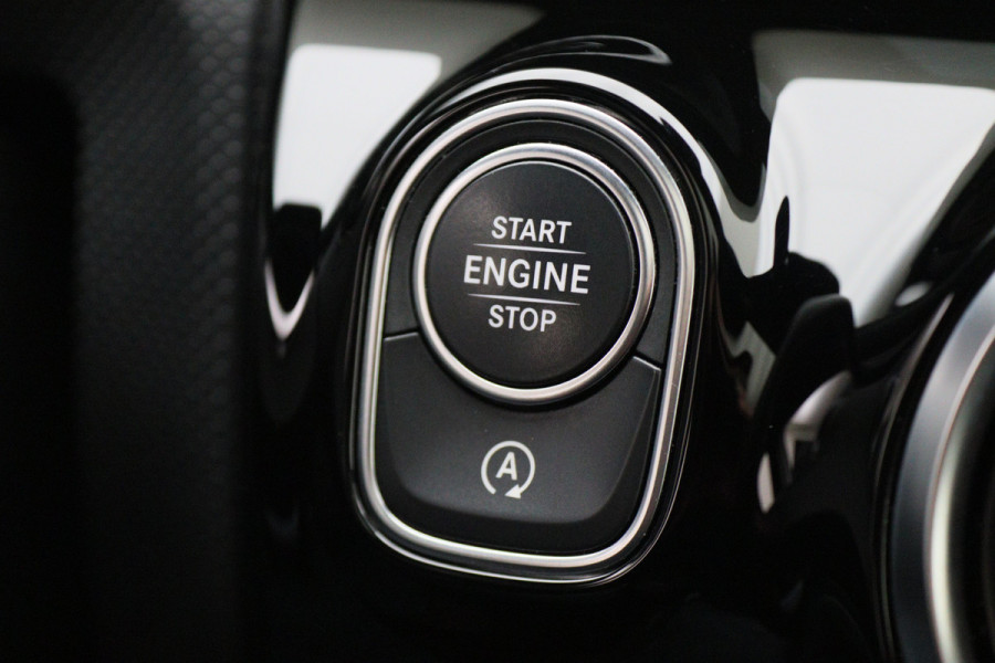 Mercedes-Benz A-Klasse 160 Business Solution AMG Panoramadak, Camera, Cruise, Apple Carplay, Virtual Cockpit, LED, 18''
