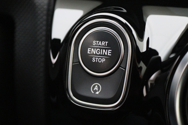 Mercedes-Benz A-Klasse 160 Business Solution AMG Panoramadak, Camera, Cruise, Apple Carplay, Virtual Cockpit, LED, 18''