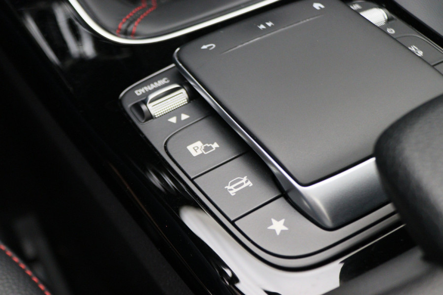 Mercedes-Benz A-Klasse 160 Business Solution AMG Panoramadak, Camera, Cruise, Apple Carplay, Virtual Cockpit, LED, 18''
