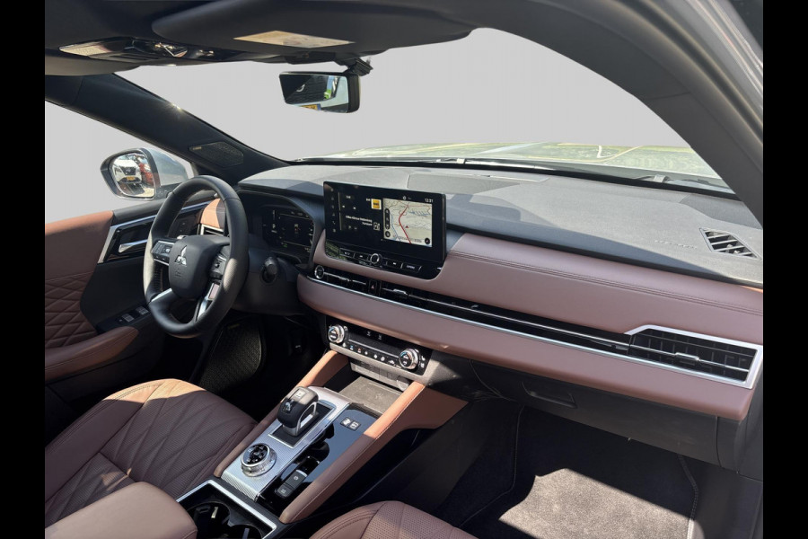 Mitsubishi Outlander 2.4 PHEV Instyle+  Is  binnen / direct rijden