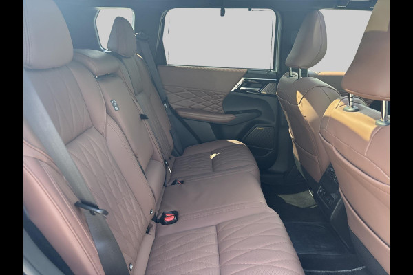 Mitsubishi Outlander 2.4 PHEV Instyle+  Is  binnen / direct rijden