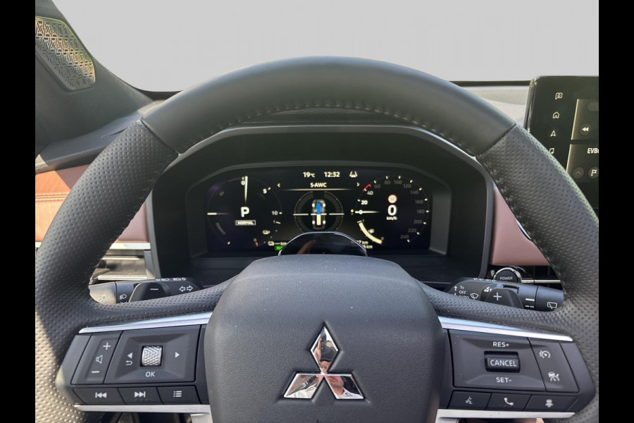 Mitsubishi Outlander 2.4 PHEV Instyle+  Is  binnen / direct rijden