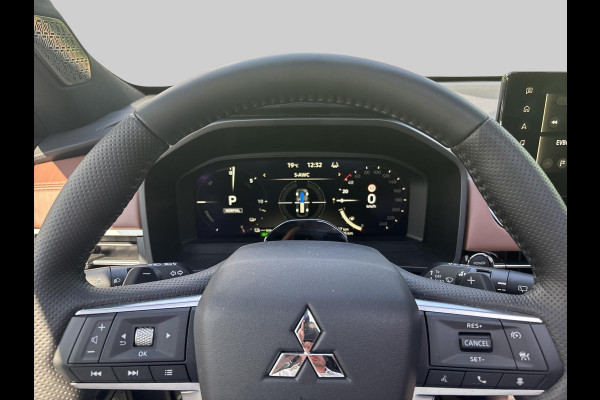 Mitsubishi Outlander 2.4 PHEV Instyle+  Is  binnen / direct rijden