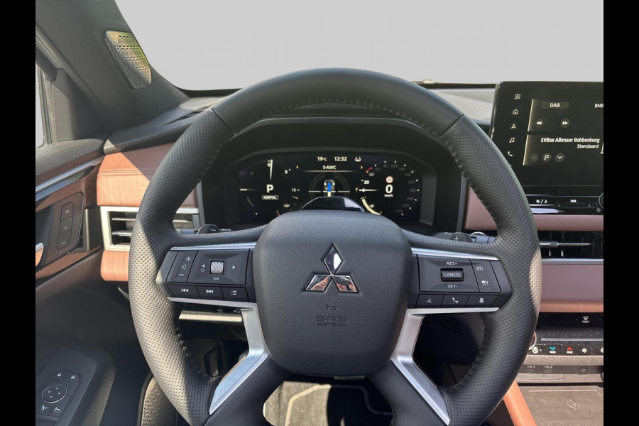 Mitsubishi Outlander 2.4 PHEV Instyle+  Is  binnen / direct rijden