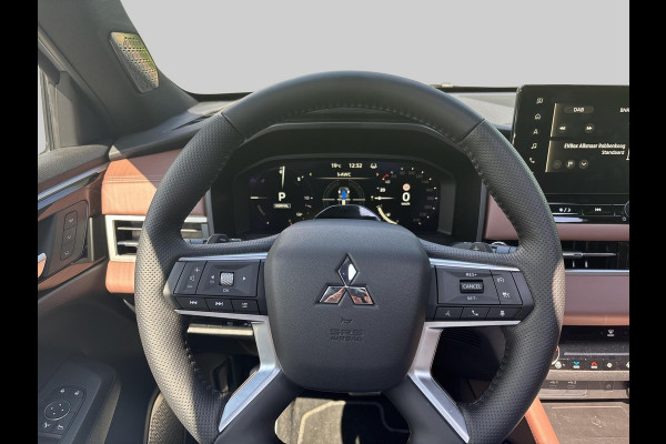 Mitsubishi Outlander 2.4 PHEV Instyle+  Is  binnen / direct rijden