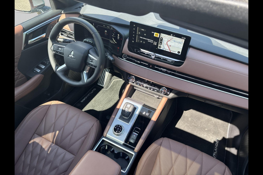 Mitsubishi Outlander 2.4 PHEV Instyle+  Is  binnen / direct rijden