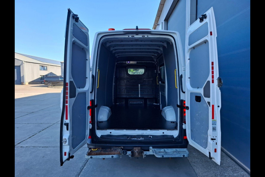 Volkswagen Crafter 35 2.0 TDI L3H3 Highline AIRCO / CRUISE CONTROLE / NAVI / CAMERA / TREKHAAK / CARPLAY