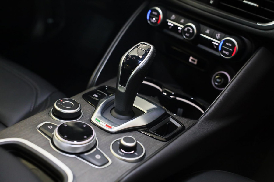 Alfa Romeo Giulia 2.0 T GME AWD Ti 280 Pk / FACELIFT / Aut / Navi / Camera / Memory / Acc / Lane Assist / Led / 19 Inch